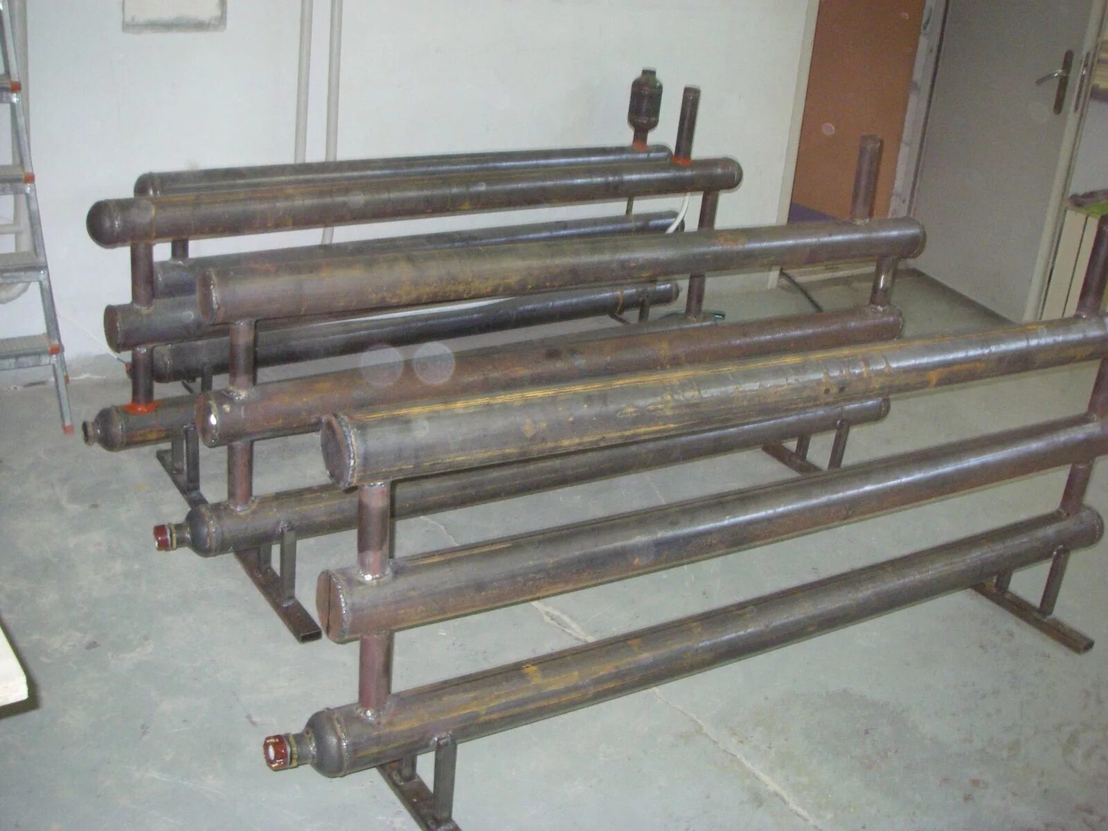 регистр отопления 3х-рядный ф108х4х7000 мм. регистр отопления из труб 108. отопительные приборы конвекторы ребристые трубы гладкотрубные. регистр отопления змеевиковый. делаем регистр.