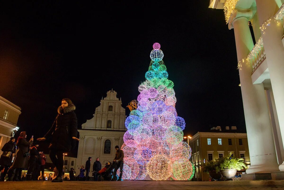 Минск центральная елка. Елка в минске на площади. Новогодняя елка в минске. Ёлка беларуси википедия. Главная елка страны минск.