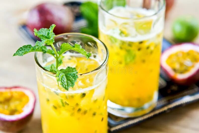 Коктейль маракуйя алкогольный. Маракуйя спритц. Маракуйя шот сет. Тини маракуйя коктейль. Лимонад маракуйя лайм.