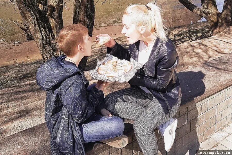 Заходи надпись. Депиляция и стеснение. Смущенная девушка. Не надо стесняться. Побороть стеснение.