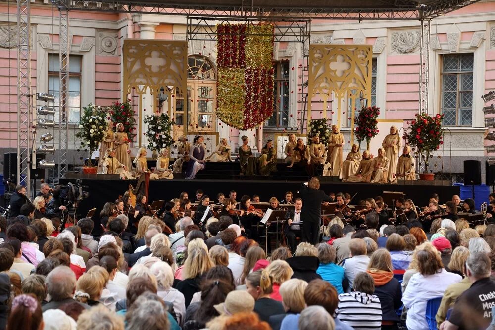 Boʻzatov festival opera yoʻnalishi. Опера всем петропавловская крепость. Опера под открытым небом. Спб международные фестивали. Опера на петропавловке.