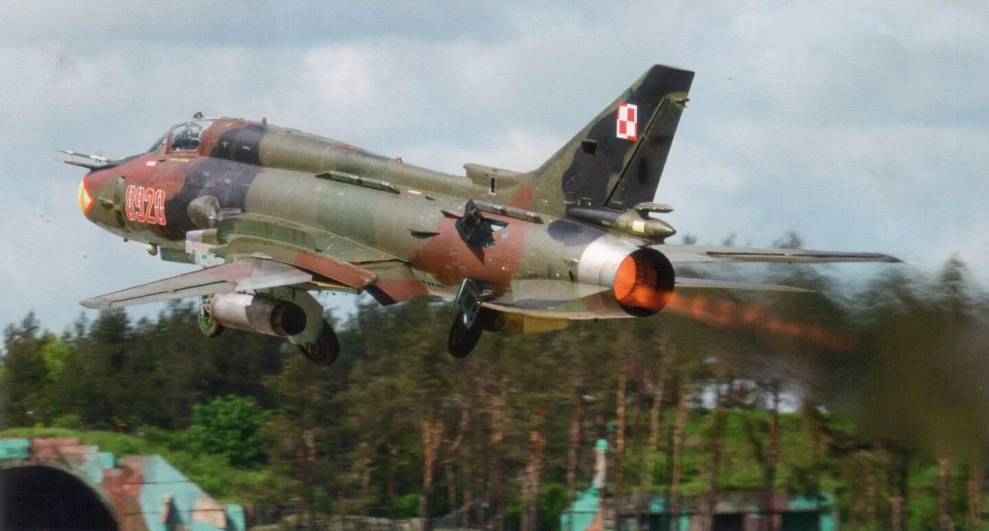 Су-17 бомбардировщик. Самолет Су-17м4. Истребитель-бомбардировщик Су-17м4. Су-17 реактивный самолёт.