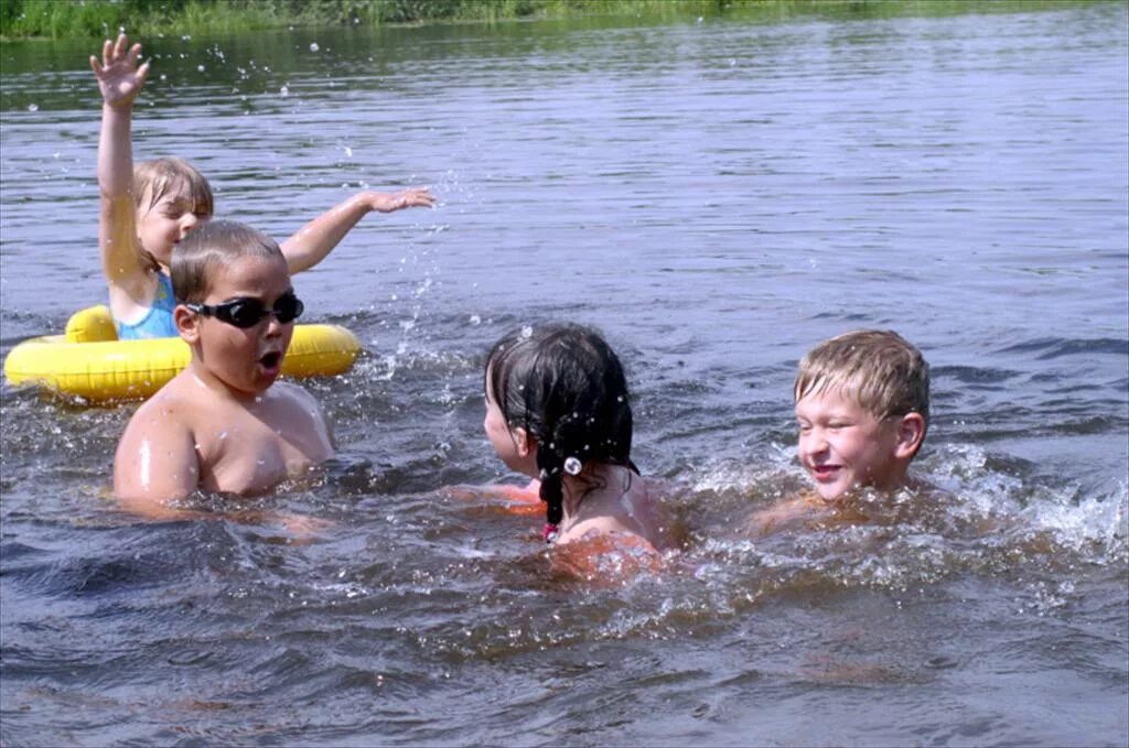 Дети купаются в реке. Река для детей. Купание в водоемах. Дети купаются в пруду. Купание без воды