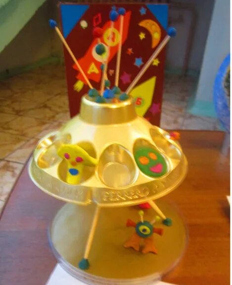 Летающая тарелка поделка. Летающая тарелка в детский сад. Летающая тарелка поделка в садик. Космическая тарелка поделка. Поделка летающая тарелка в детский сад
