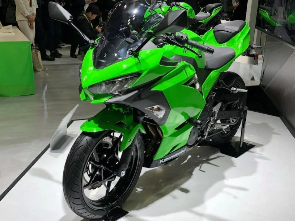 Кавасаки ниндзя 400 зеленый. Спортбайк kawasaki ninja 400. Kawasaki ninja 2018. Кавасаки 2018. Кавасаки 2018.