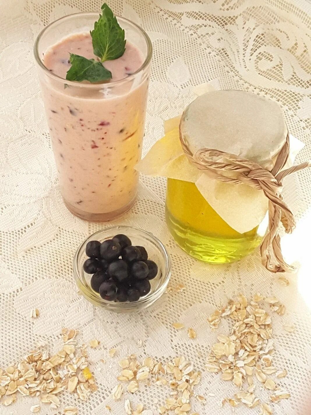 Blackcurrant smuzi. Смузи черная смородина. Смузи из смородины. Смузи с овсянкой.