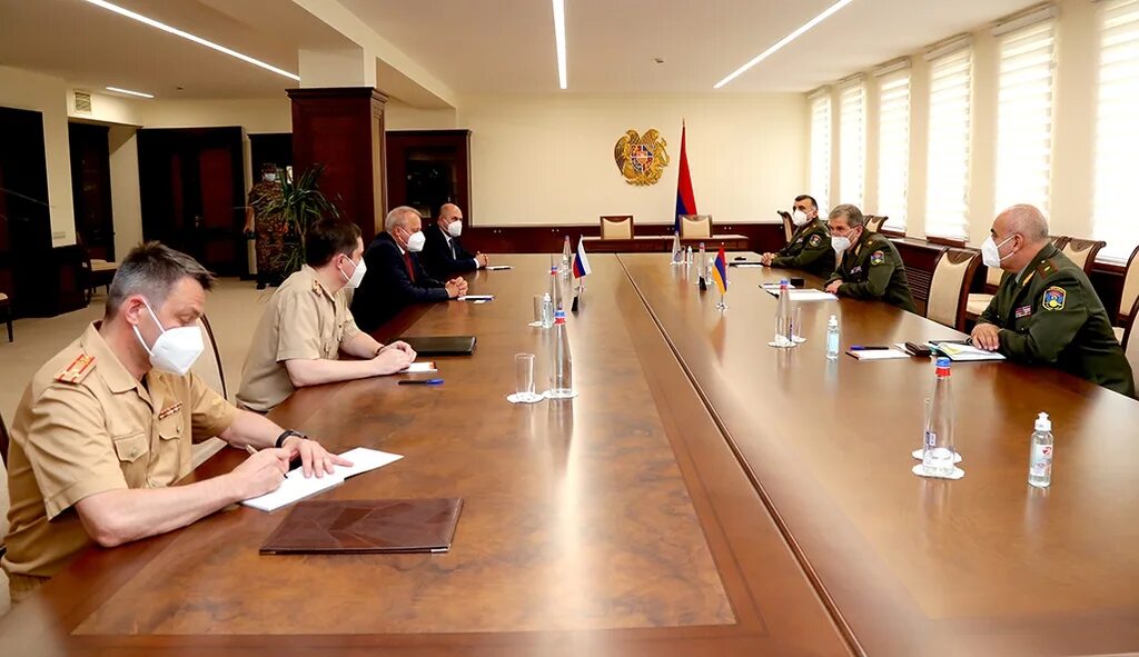 Кто такой атташе в посольстве