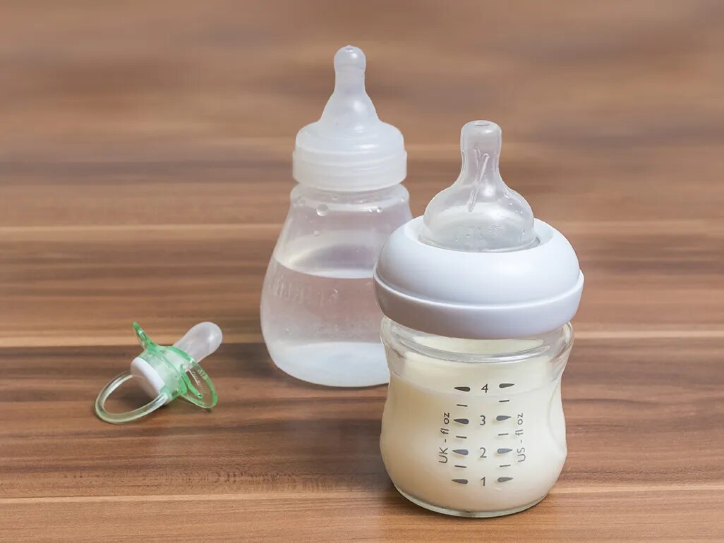 Сколько может стоять смесь в бутылочке. Соска на бутылочку для новорожденного. Бутылочка для воды для новорожденных. Детская бутылочка для молока. Детские смеси в бутылочке.
