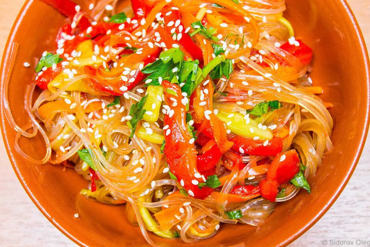 Лапша фунчоза с курицей и овощами. Фунчоза стеклянная лапша. стеклянная лапша с овощами. салат с фунчозой и овощами. классическая корейская фунчоза.