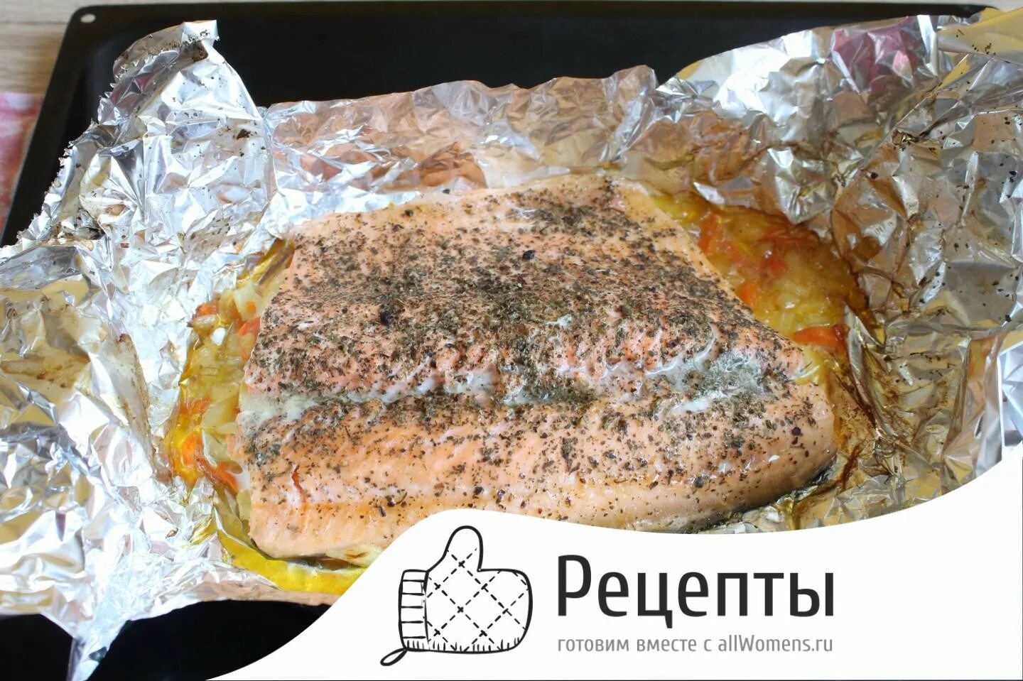 Сколько времени запекать филе горбуши. Ленок в духовке в фольге. горбуша на овощной подушке запеченная в духовке. филе горбуши на луковой подушке в духовке в фольге. филе горбуши в духовке рецепты в фольге.