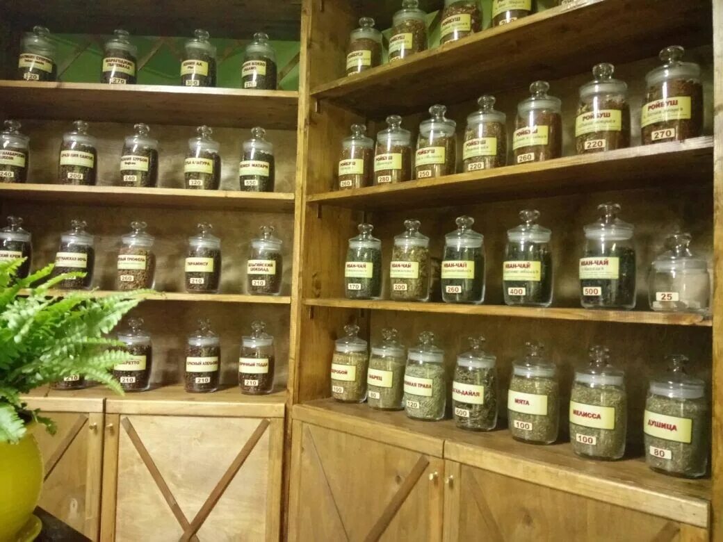 большой магазин чая. витрина магазина чая. чайный бутик. чайный магазин. интерьер чайного магазина.