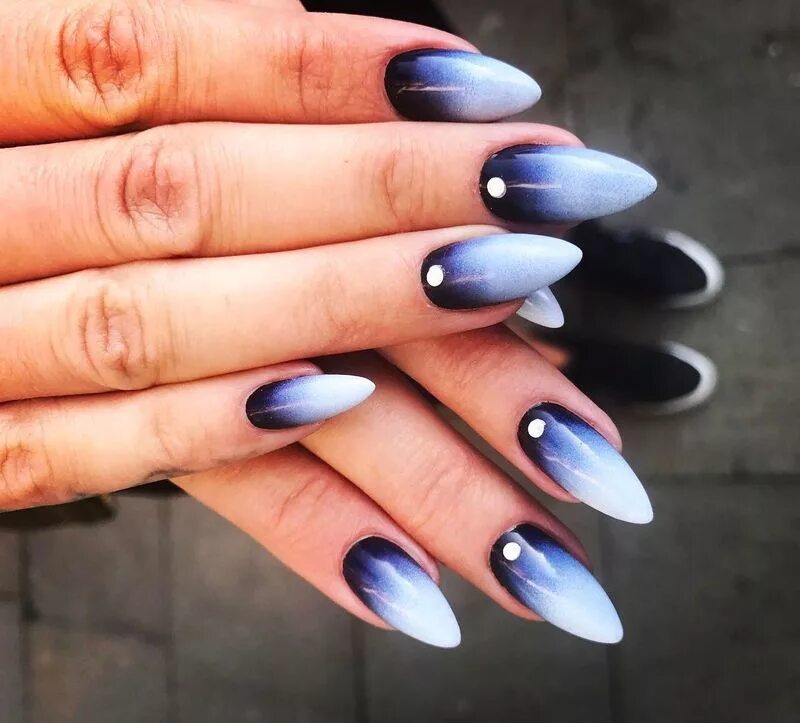 Маникюр омбре голубой. Жидкие формы вектор. Градиент формы. Маникюр с градиентом на длинные ногти. Маникюр миндаль градиент.