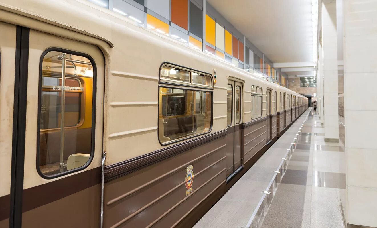 Станция метро саларьево. 5. Станция метро площадь ильича москва. Поезд метрополитена ретропоезд. Метро коричневая.