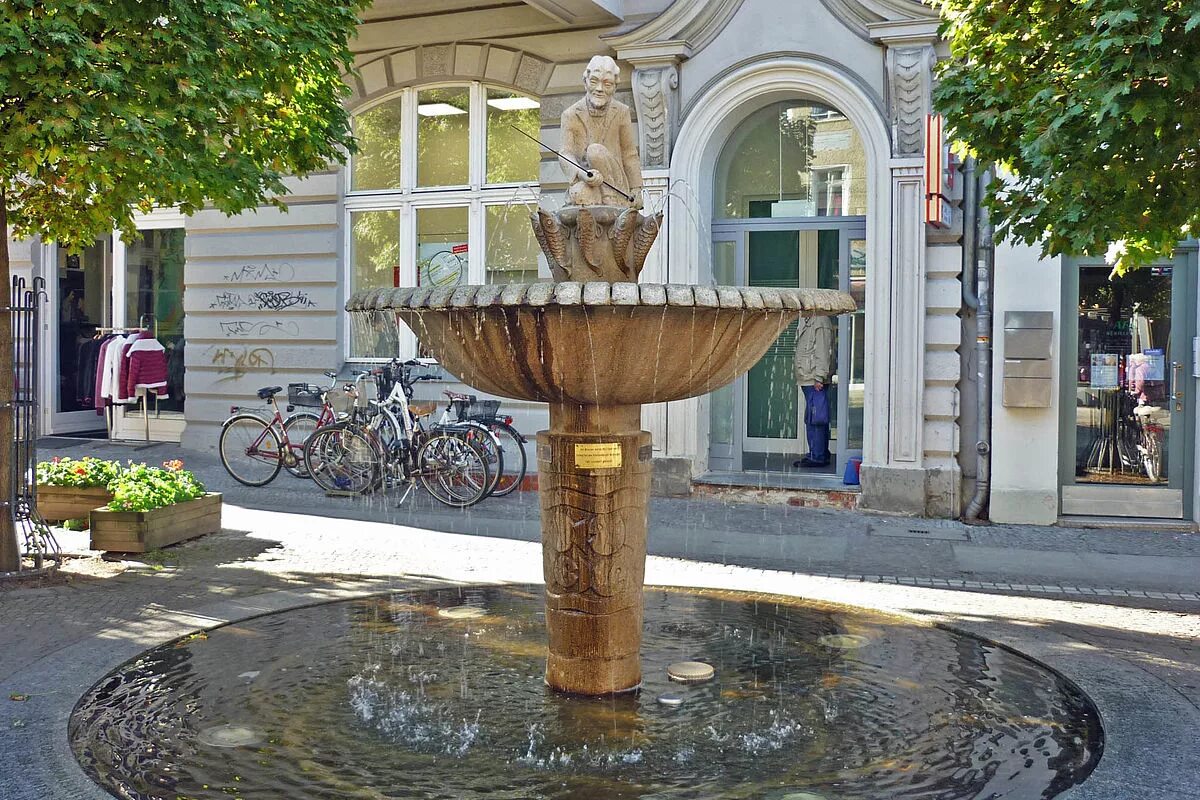 Фонтан в нюрнберге супружеская карусель. Brunnen wal brunnen wal. Нюрнберг памятник фонтан. Brunnen wal brunnen wal. Donaueschingen.