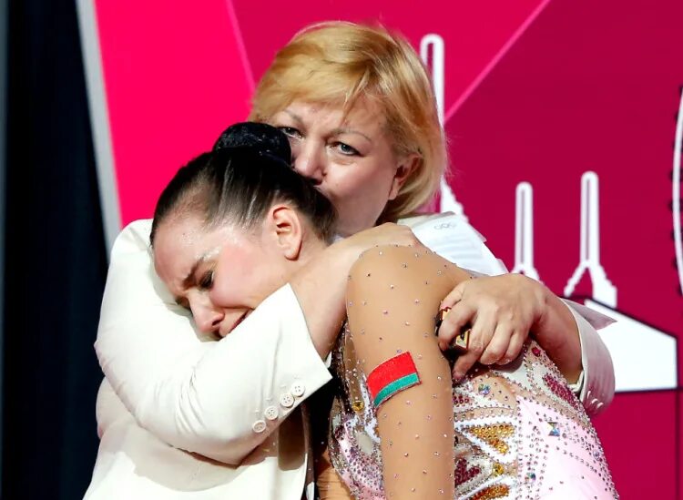 Слезы гимнастки. Слезы гимнастки. Художественная гимнастика растяжка боль. Художественная гимнастика боль. Гимнастика растяжка боль и слёзы.