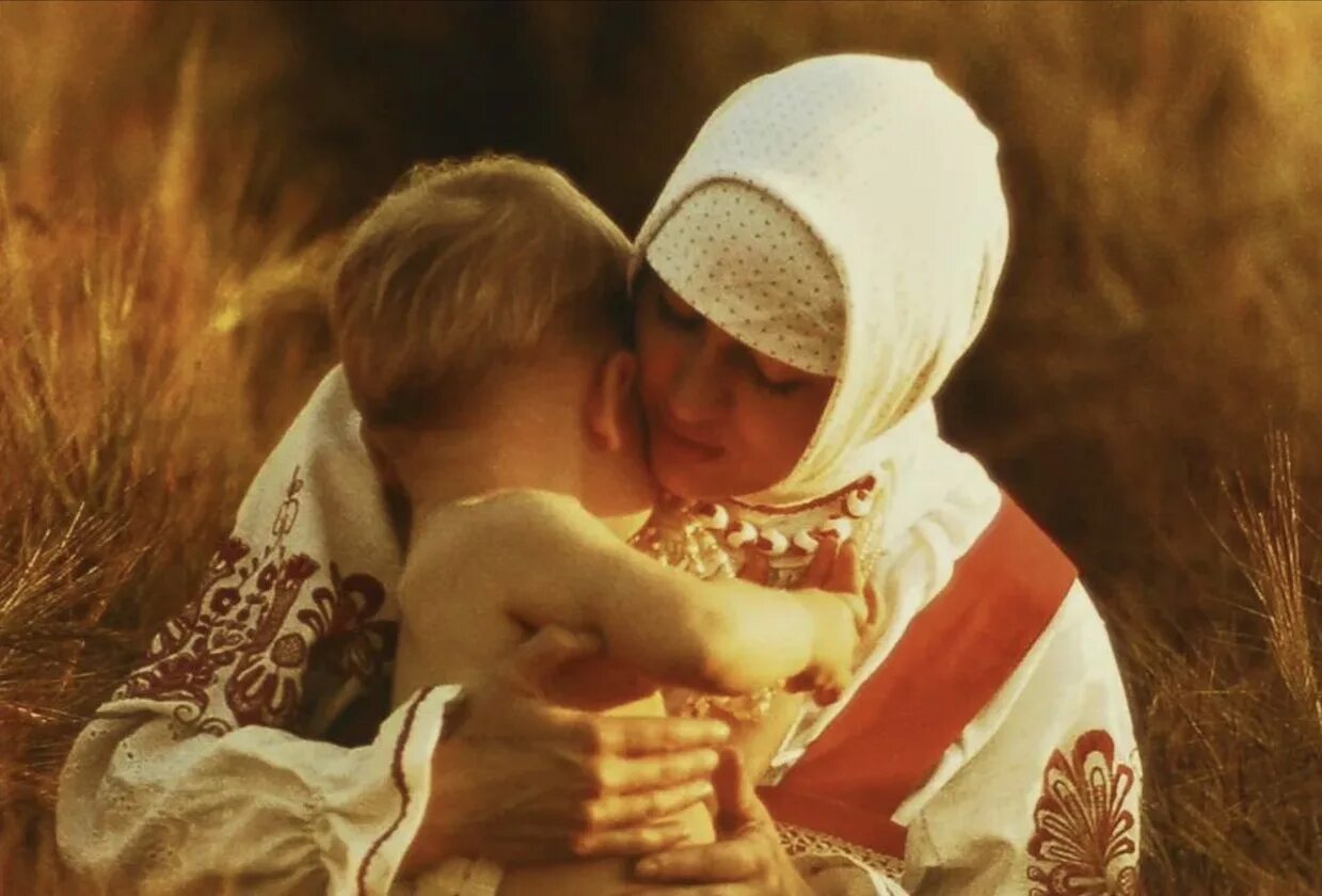 Славянские дети. Древняя Русь мать с детьми. Славянская любовь. Дети в древней Руси. Матерью русских рек люди