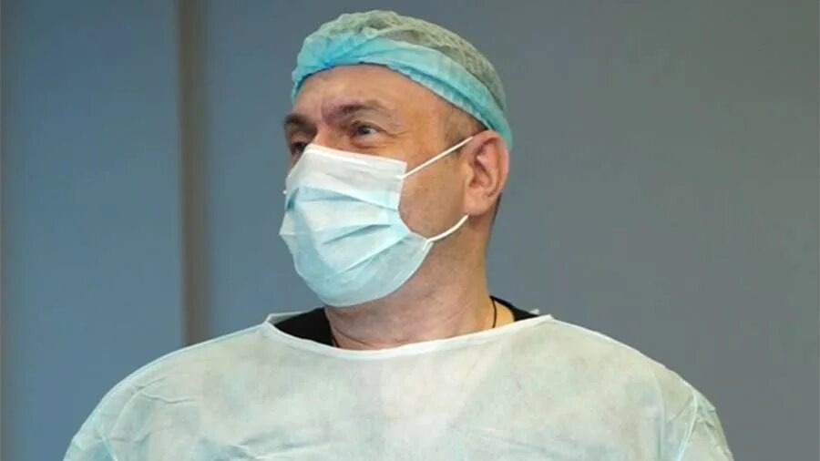 Отари Гогиберидзе. Гогиберидзе Отари Теймуразович пластический хирург. Звездный хирург фото. Хирург в ссылке оперирует. Умерли после пластики