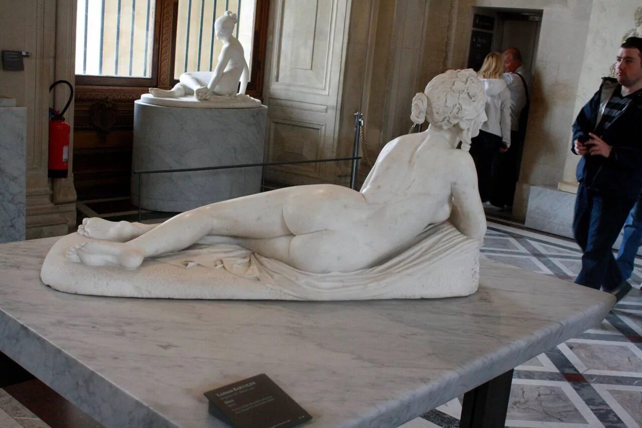 Скульптура марцелла лувр. Давид лувр. Лувр музей статуи. Скульптура амур и психея антонио канова. Статуя в лувре.
