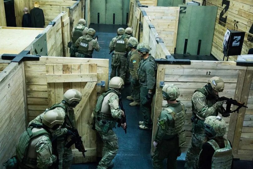 Штурм здания. Спецназ в здании. страйкбол в здании. зачистка здания спецназ. штурм здания спецназом.