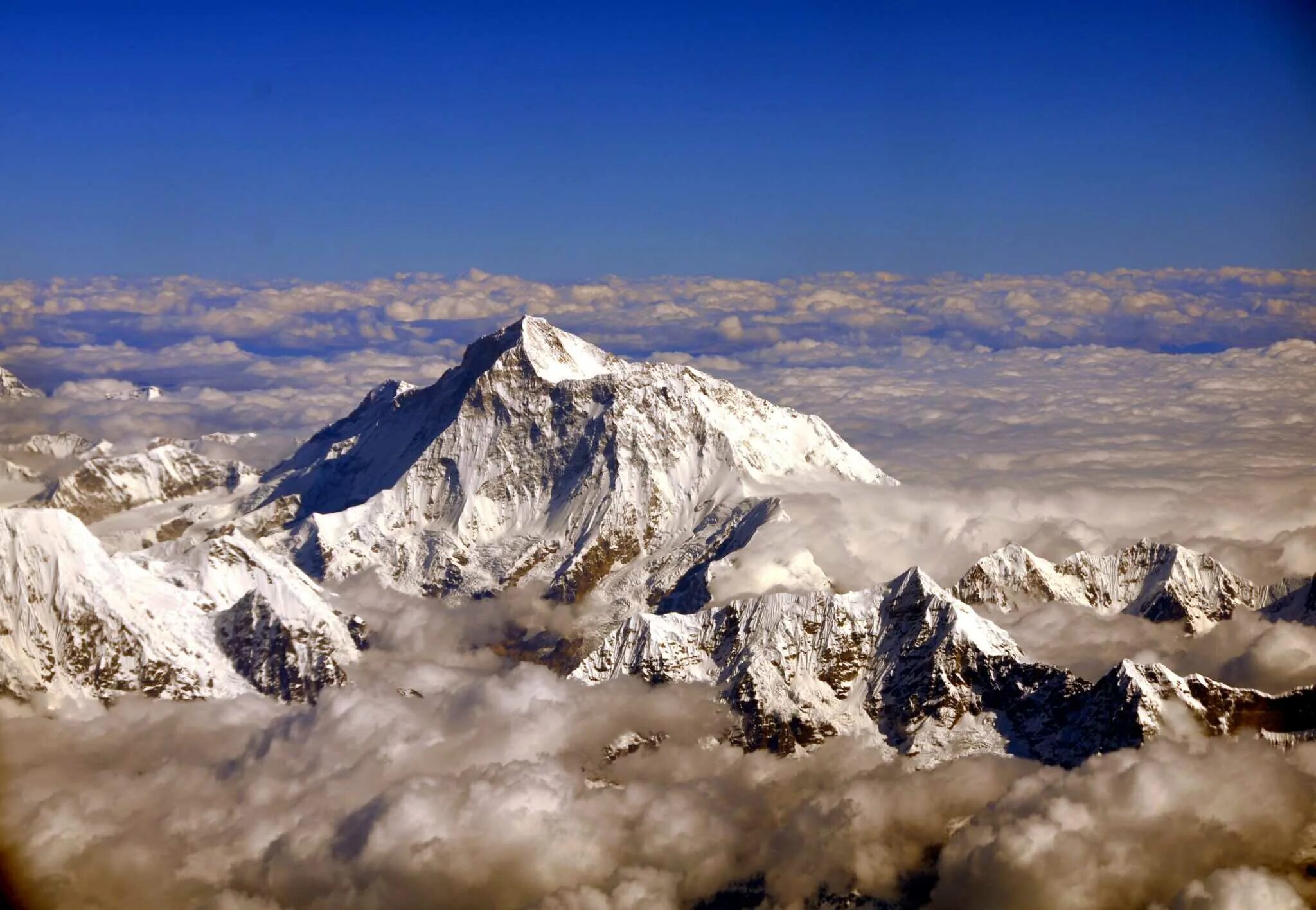 Самая высокая гора находится. Гора Эверест (Джомолунгма). Гималаи. Макалу Гималаи. Макалу гора. Вершина Гималаев Эверест.