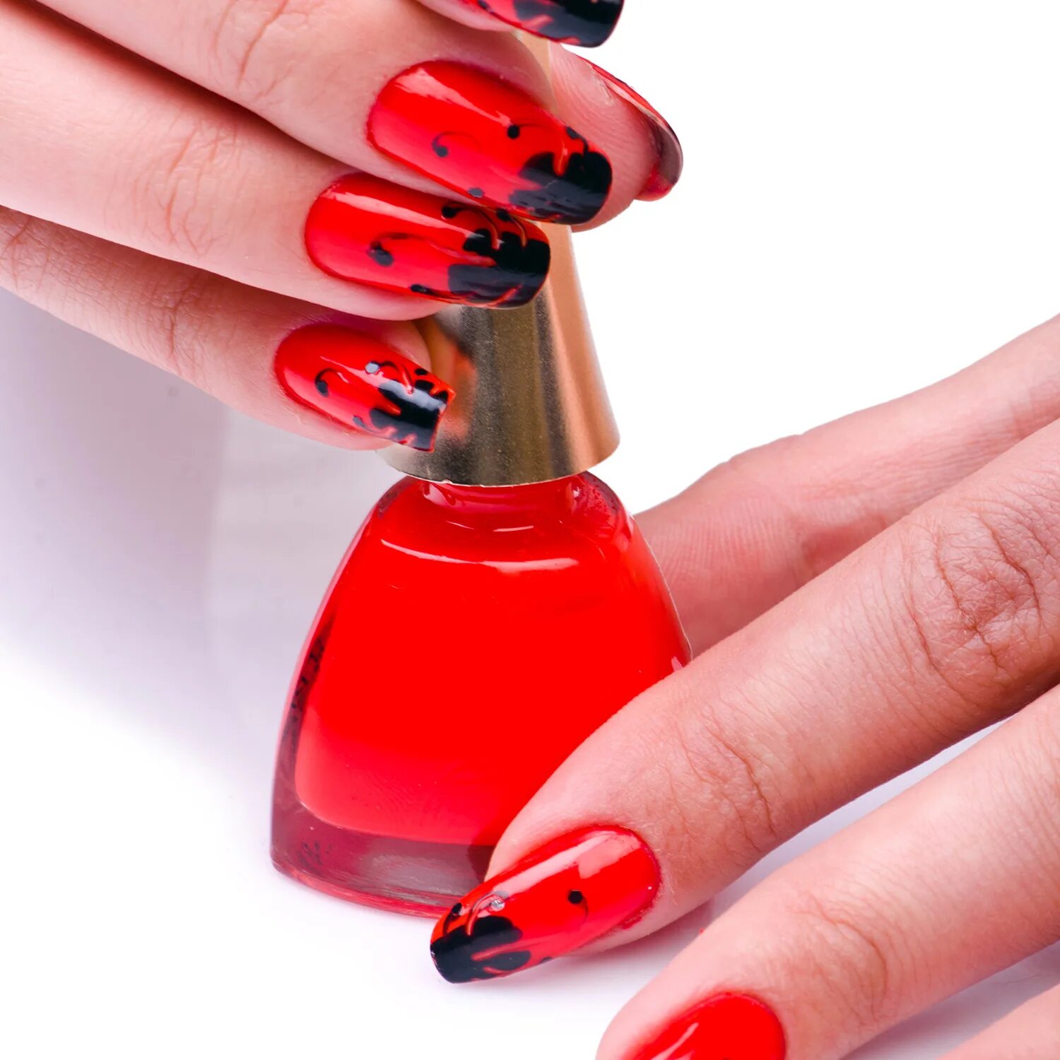 красный лак. маникюр два цвета. красный лак для ногтей. красный лак комбинировать. сочетание ногтей с красным лаком.