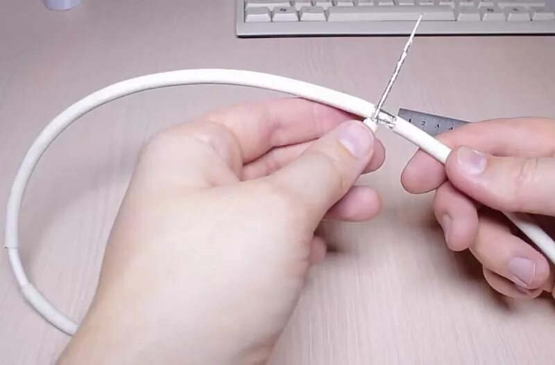 самодельная антенна для цифрового тв dvb-t2 из кабеля. телевизор из картона. телевизор из картонной коробки. редактировать для сайта. антенна петля для dvb-t2 из кабеля.