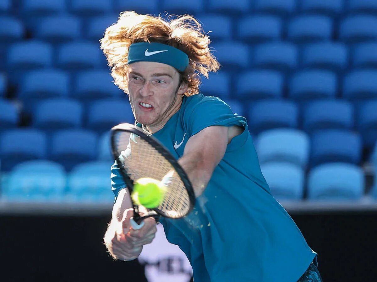 Андрей рублев теннисист фото. Андрей рублев теннис 2021. Теннис австралия рублев. Теннис австралия опен 2022 рублев чилич. Теннисисты в круге.