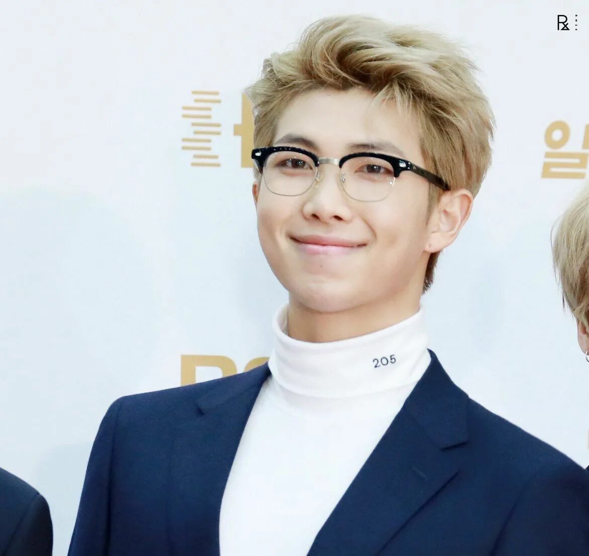Сколько лет намджуну из бтс. Bts намджун 2025. президент ким намджун бтс. bts 2025 намджун в очках. bts намджун в очках.