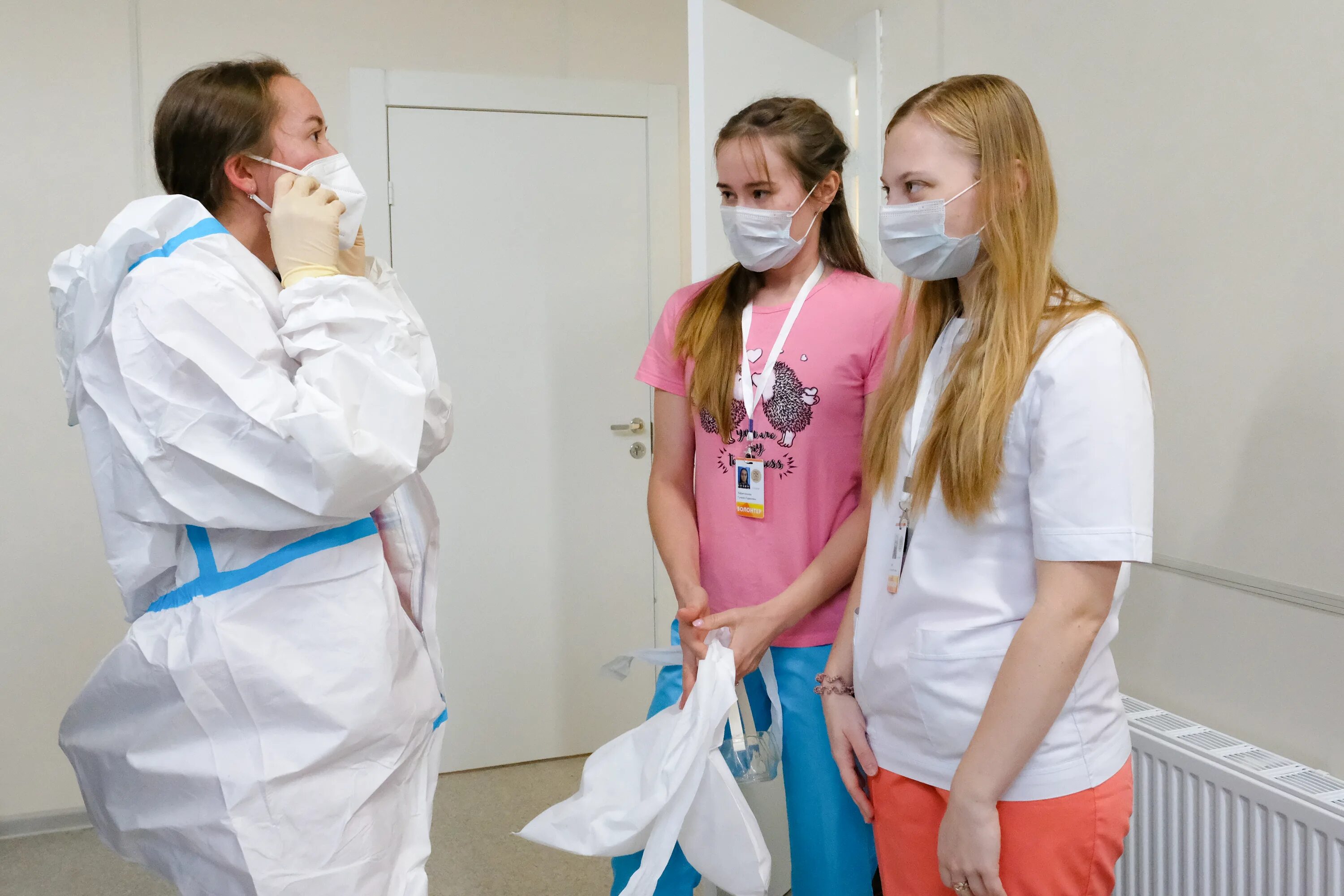 Картинка волонтеры в больнице. Волонтеры в госпитале мариуполя. Волонтеры в госпиталь. Волонтеры в госпиталь. Волонтеры в военном госпитале.