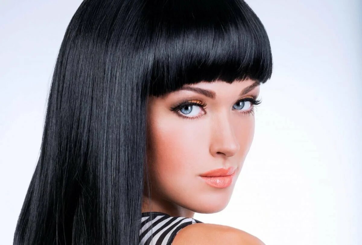 Челка наталии орейро. Прическа девушки с челкой. Селена гомес 2008. Ровная челка. Прическа девушки с челкой.