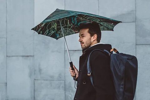 Гангстер отдал свой зонт школьнице