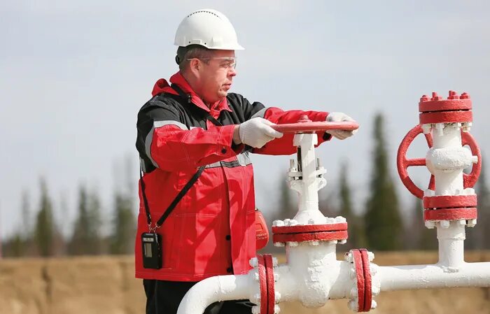 Лукойл оператор добычи нефти и газа. Оператор по добыче нефти и газа лукойл. оператор днг. станок качалка лукойл. обязанности оператора по добыче нефти и газа в лукойл.
