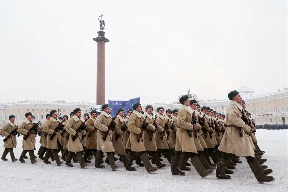 Дворцовая площадь 80 лет блокады. Подвиг защитников ленинграда. блокадная дворцовая площадь. блокада ленинграда дворцовая площадь. ужасы блокады в ленинграде на дворцовой площади.