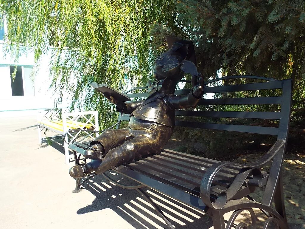 Кот ученый оренбург. Памятник ученый кот волжский. памятник коту ученому в волжском. кот учёный, волжский. памятник коту ученому в обнинске.