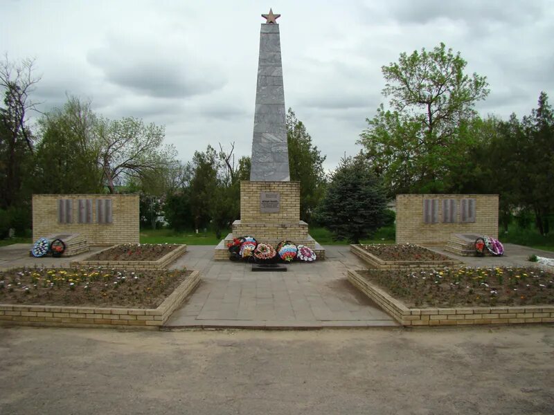 Саблинское александровского ставропольского края. Красное село мемориал братская могила воинам. саблинское братская могила. братская могила советских воинов 1943 года. ставропольский мемориал братской могилы 1941-1945.