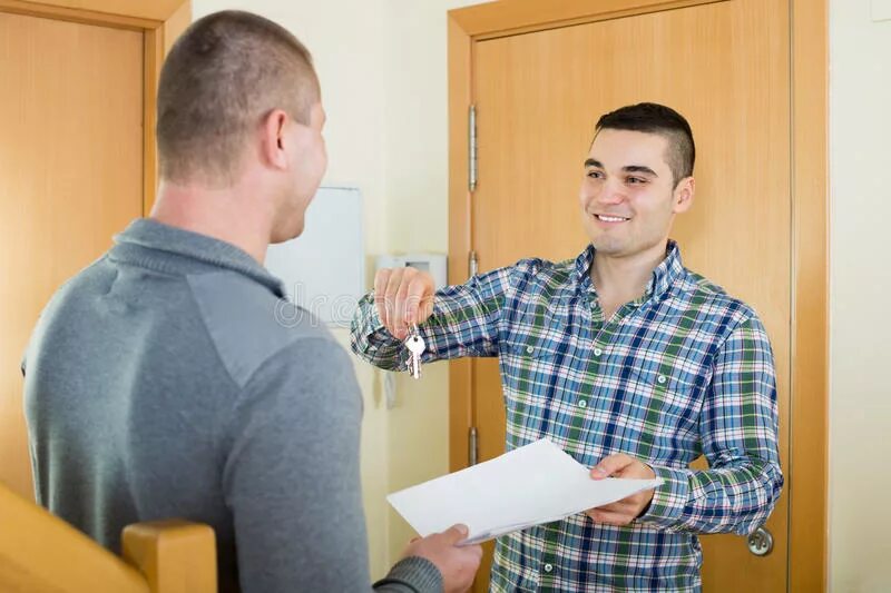 Как продать долю в квартире без. Два человека в квартире. сособственники квартиры это. квартирант мужчина фото. доля в квартире фото.