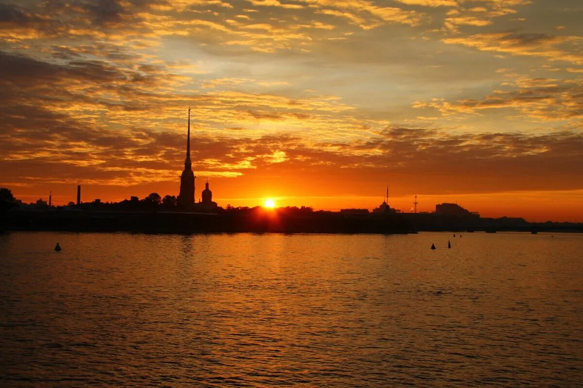 Раннее утро питер васильевский остров. Питерское солнце. Питерское солнце. Рассвет дворцовая набережная спб-. Петропавловская крепость с невы.