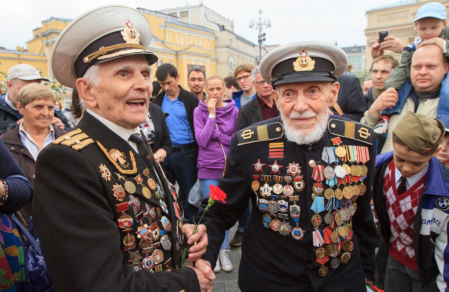 9 мая участники вов. С днем Победы. 9 Мая ветераны. Ветераны на параде Победы. Празднование дня Победы.