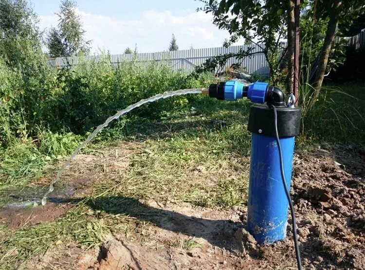 Скважина под воду авито. Бурение скважин на воду. Обустройство скважины на воду. Обустройство скважины. Бурение скважины на даче.