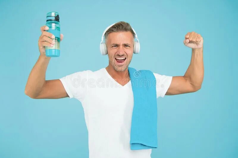 Арнольд шварценеггер палец вверх. Человек радостный. Спортсмен с гантелями. Здоровый молодой человек. Фитнес сумасшедший.