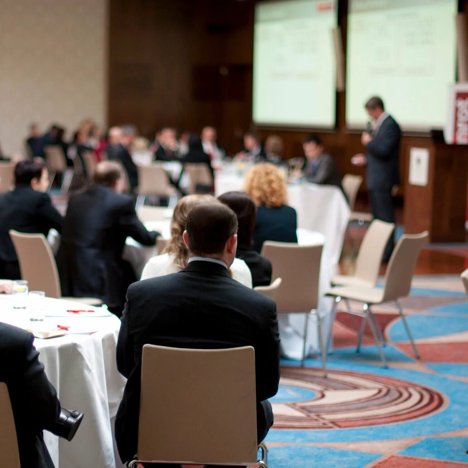 Conference resources. Hr инновации. Бизнес презентация. Деловой человек. Люди за столом в офисе.