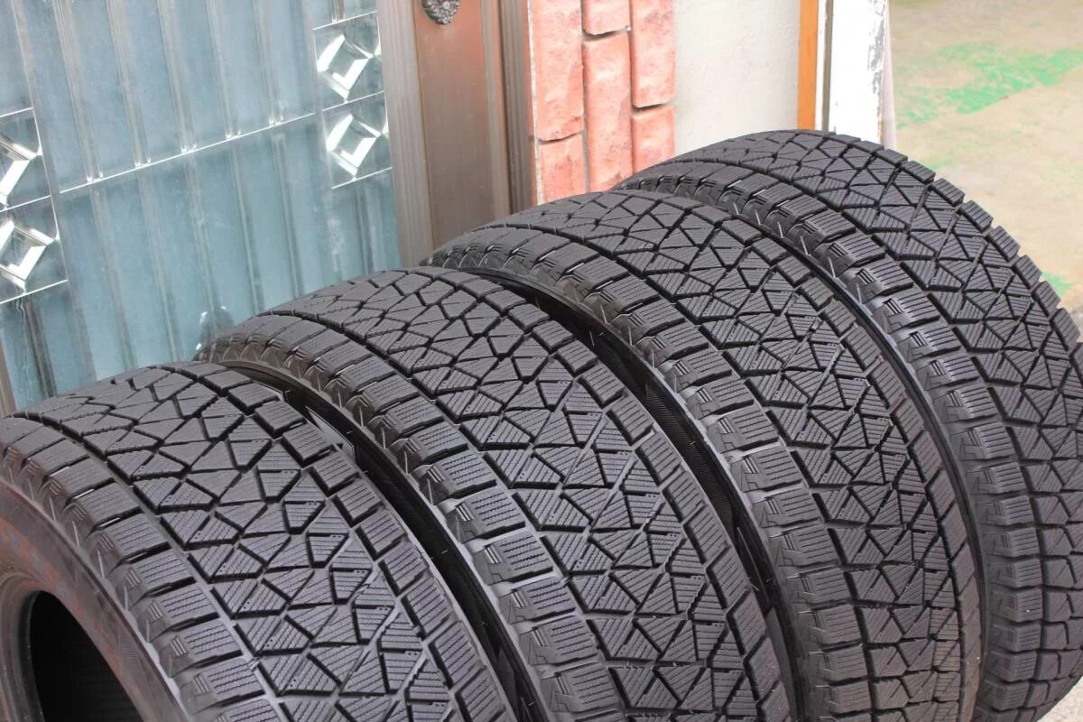 Blizzak r18. Bridgestone blizzak dm-v2 22565 r17. bridgestone blizzak dm v2 22555 r17. bridgestone blizzak dm-v2 r20. шины bridgestone blizzak dm-v2.