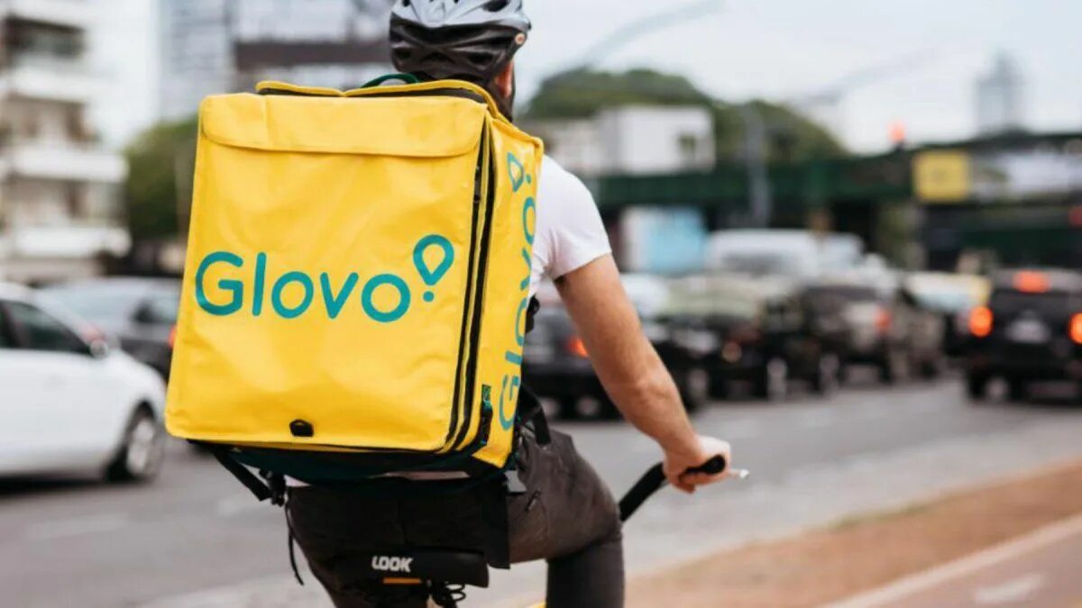 Доставщик еды. Glovo delivery. Glovo грузия. Доставщик на велосипеде. Glovo лого.