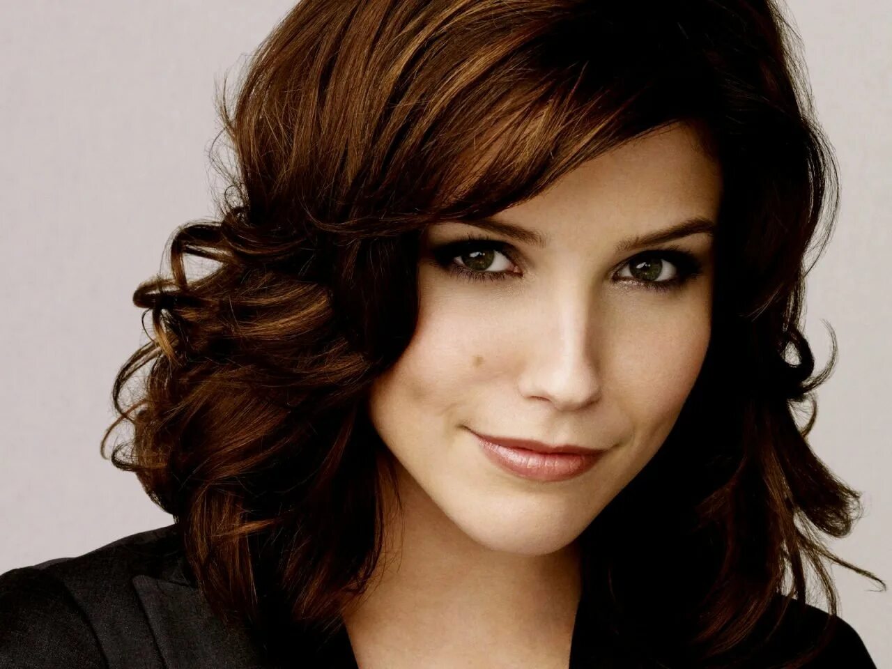 Рапсодия каскад лесенка. Прически на полудлинные волосы. Укладка на средний волос. Укладка на каскад средней длины. Прическа каскад на кудрявые волосы средней длины без челки.