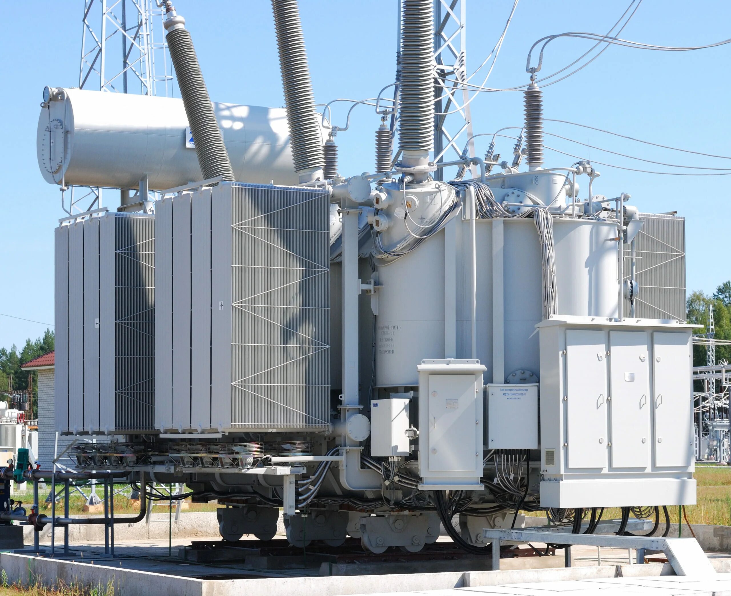 T501 power transformer. Мощный трансформатор. Мощные трансформаторы. Тмру-3500/35. Огромный трансформатор.