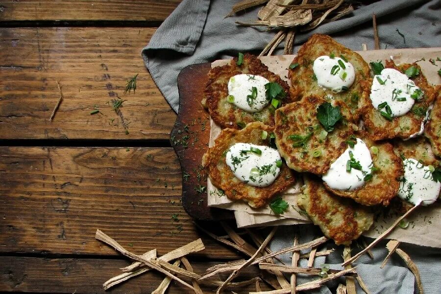 Кафе драники. Белорусская кухня драники. Драники это национальное блюдо. Белорусская Национальная кухня драники. Белорусские драники.