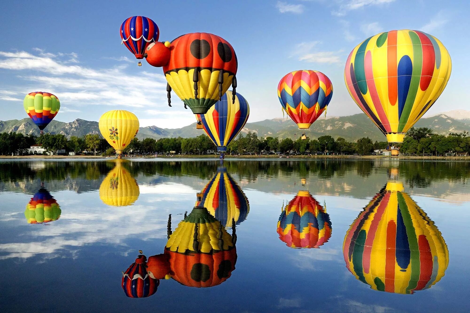 Интересный воздушный шар. Колорадо фестиваль воздушных шаров. Аэростат монгольфьер. Воздушный шарик. Воздушные шары аэростаты.