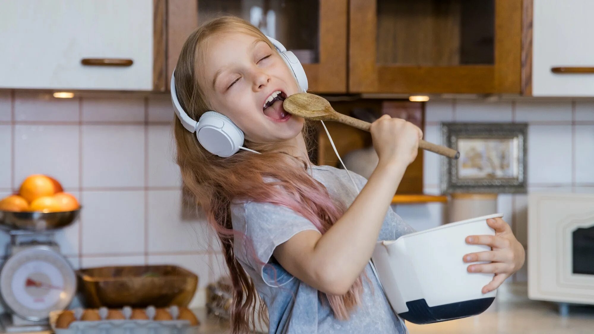 Singing cooks. Маленькая девочка наслаждается. Маленькая девочка получает удовольствие. Маленькие девочки получают удовольствие. Маленькая девочка наслаждается музыкой.