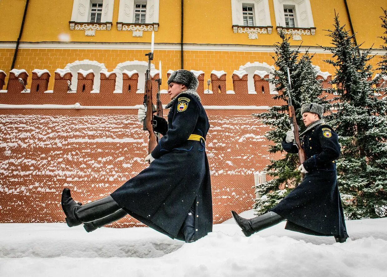 Караул грабеж. Почетный караул кремль. кремлевский почетный караул 1972. караул у кремля. солдаты у кремля.