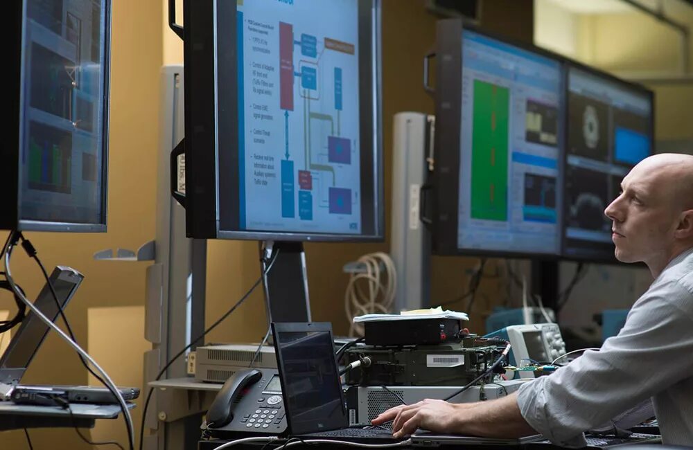 инженер на заводе. проектировщик. человек в каске. рабочий на заводе. инженер организация.